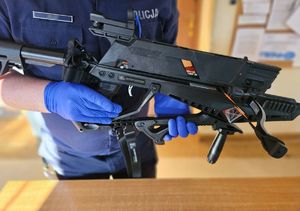 Na zdjęciu kusza, którą trzyma policjant
